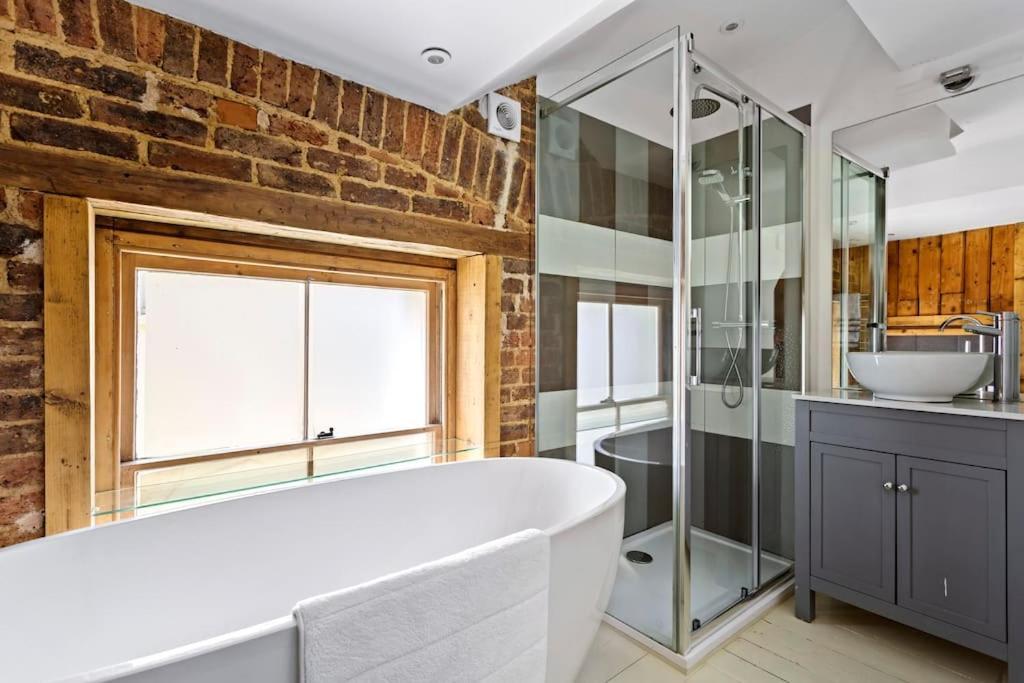 Luxurious Victorian, A Few Minutes From The Beach - Sleeps 2 Adults And Up To 3 Children Apartamento St Leonards-on-Sea Exterior foto